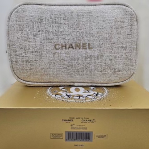 Chanel Beauty LIGHT THE WAY Makeup Set Holiday 2023- Chanel Charm - Picture 9 of 15